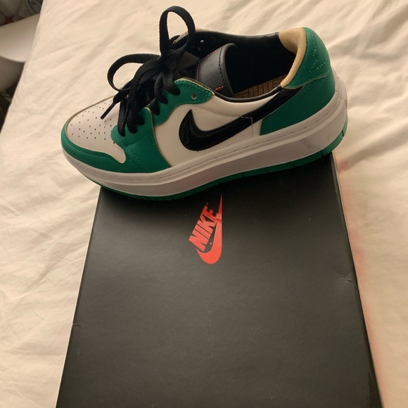 Nike - Picture 3 of 4